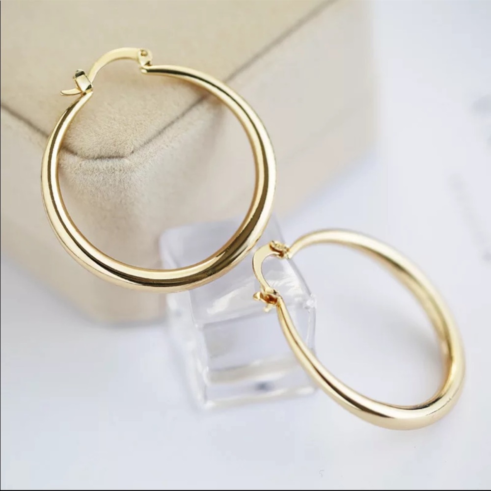 Beautiful Round Hoop Yellow Gold Earrings New - Picture 2 of 2